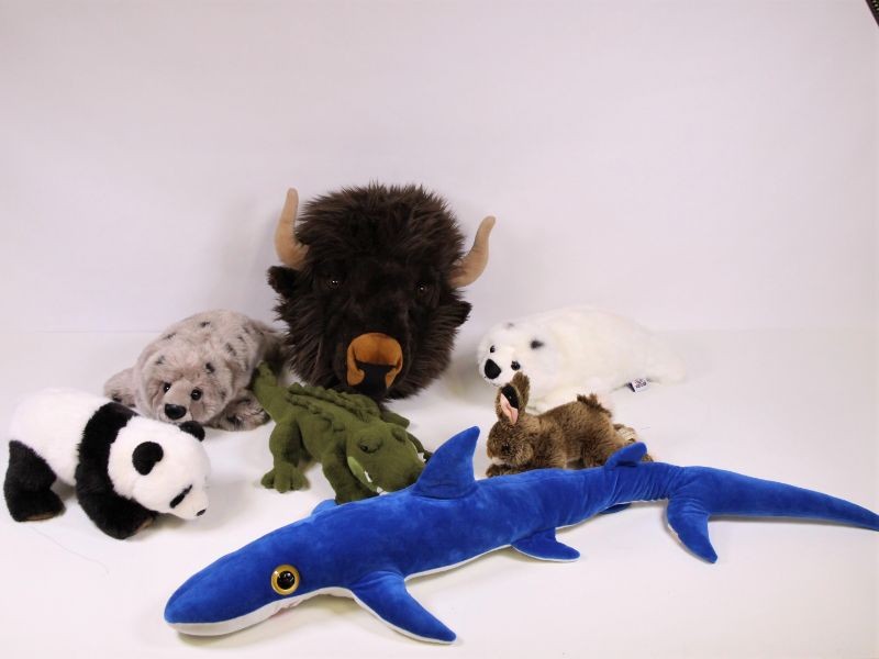 6 Knuffels in een zeer nette staat + pluche buffelkop met wandbevestigingssysteem (Nature Planet, Ravensden, BiBiB & Co,  Bon Ton Toys)
